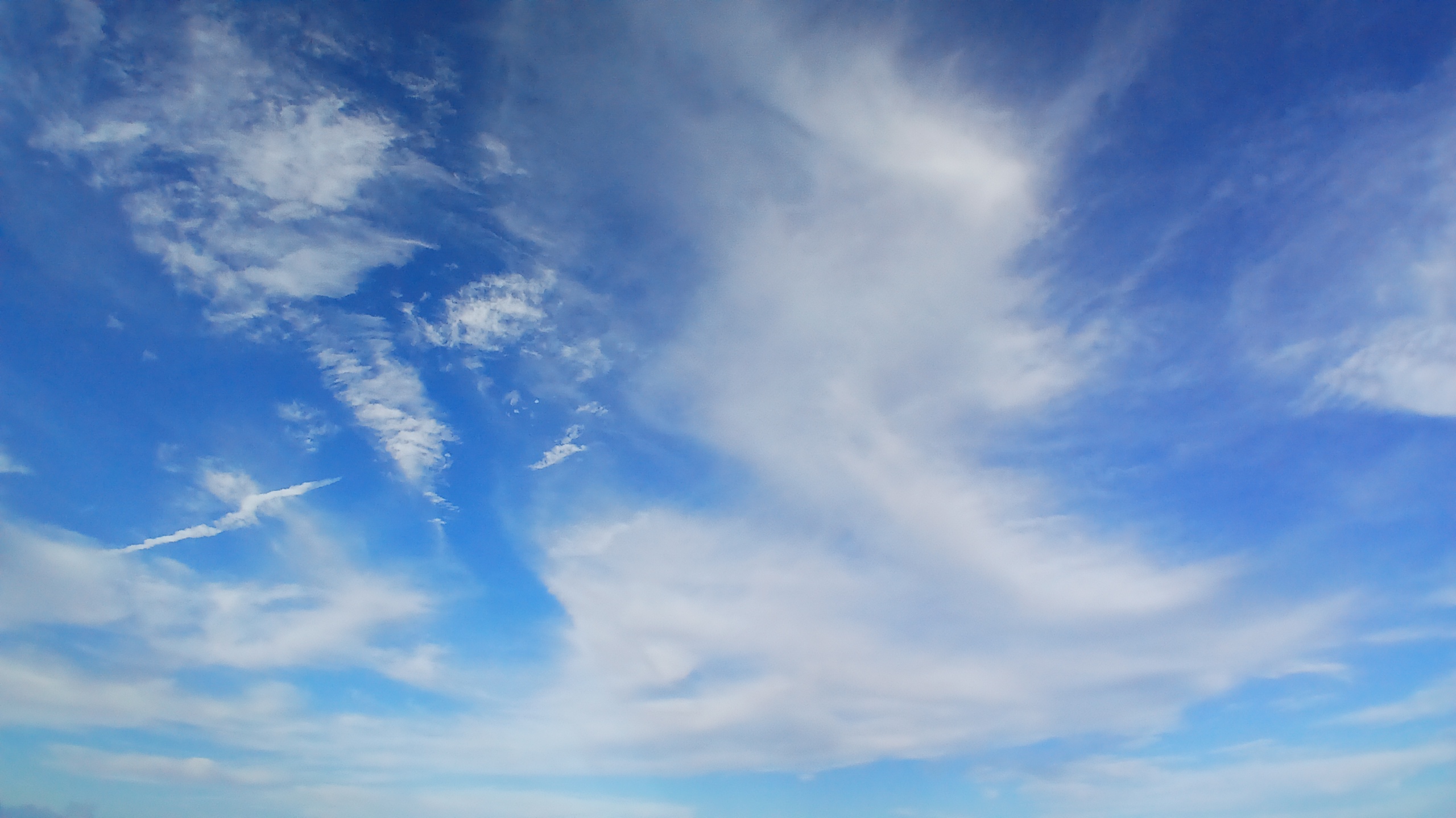 Papel de parede 1: Foto do céu com nuvens brancas.